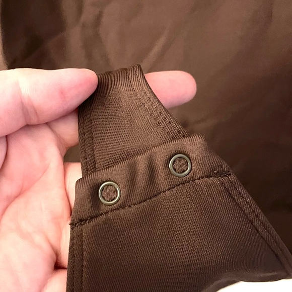 Aritzia Babaton Contour Crew Short Sleeve
Bodysuit in Brown - Picture 7 of 9